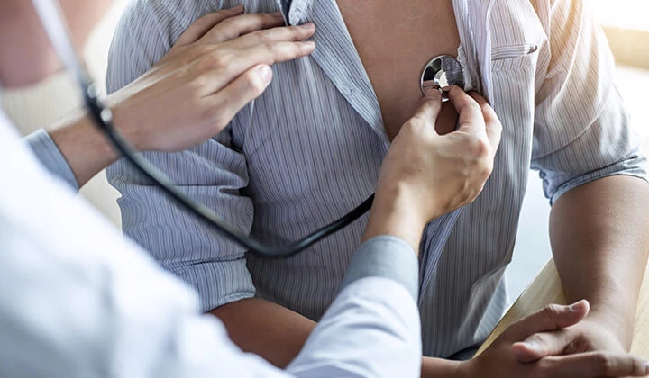 Arzt horch Patient ab Erkältung geht nicht weg, deshalb zum Arzt