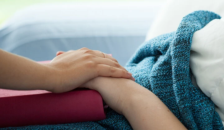Mutter hält Hand des Kindes Ruhe und Erholung, wenn das Kind erkältet ist
